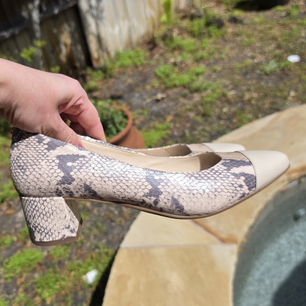 Nwot Cole Haan The Go-To Block Heel Pump Cement Python Print 9B - Picture 2 of 13